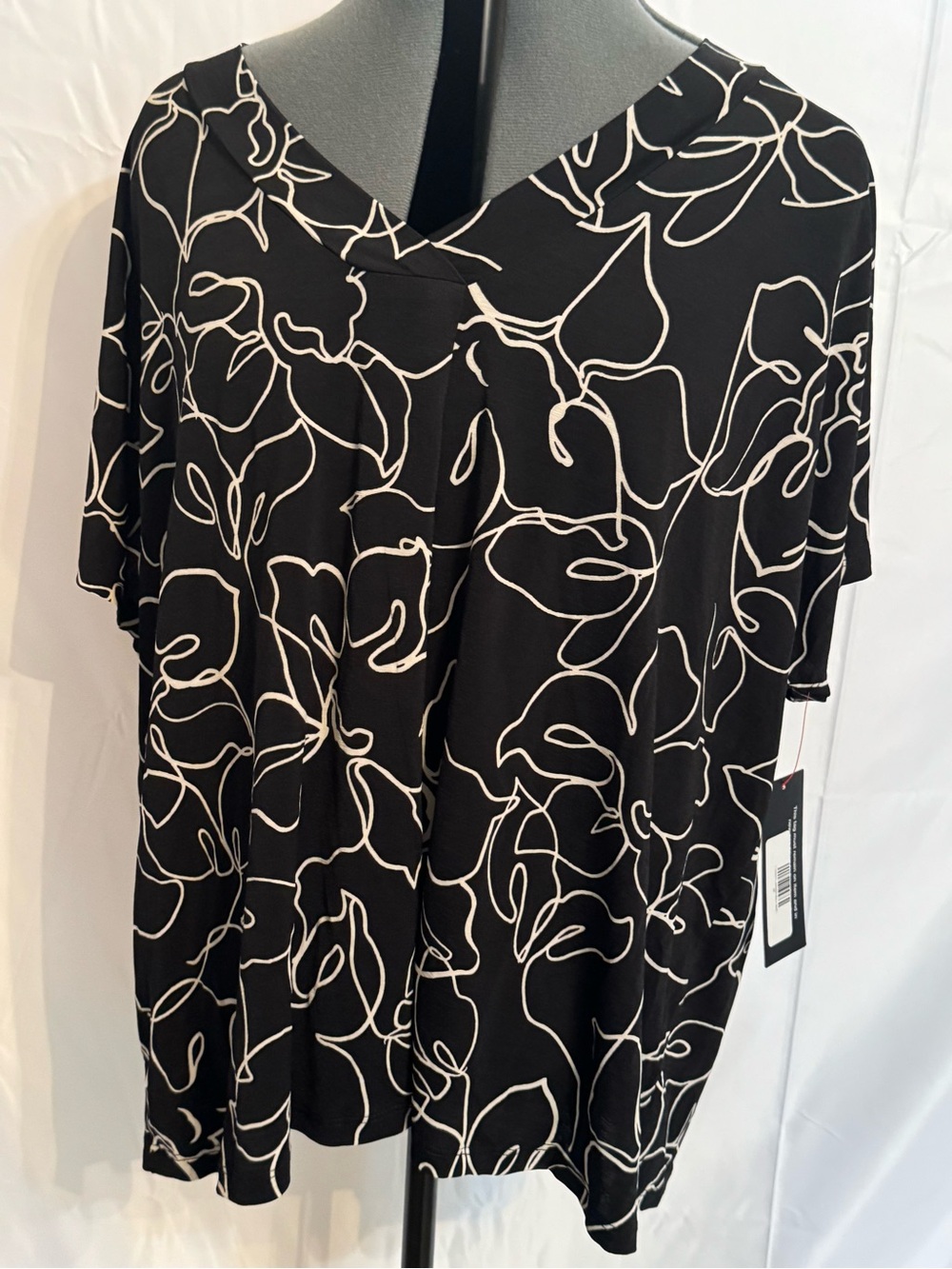 NWT Black & Cream Floral Line-Print V-Neck Women's Top